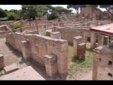 08195 ostia - regio v - via dell'invidioso - edificio (v,iv,3) - im vordergrund - bli ri suedwesten - gesehen vom caseggiato del sole (v,vi,1) - 06-2024.jpg